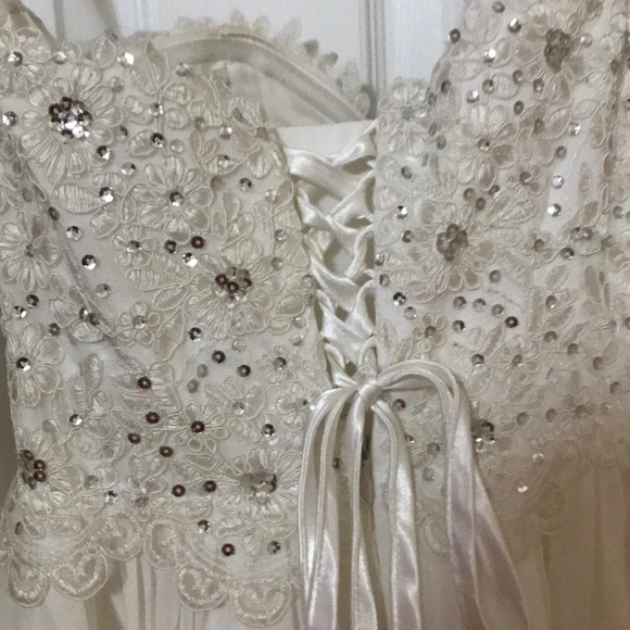 Beautiful dress - Picture 7 of 8